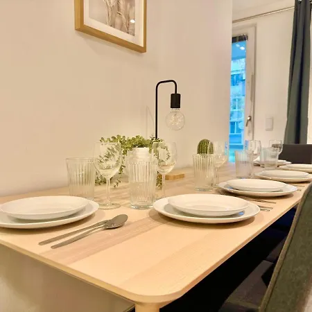 Spacious Modern With Patio Apartment *
